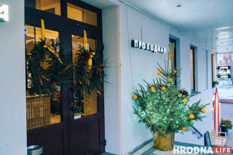 Снеговики за “решеткой” и прошлогодние подарки под ёлкой. Как украшают Гродно к Новому, 2022 году