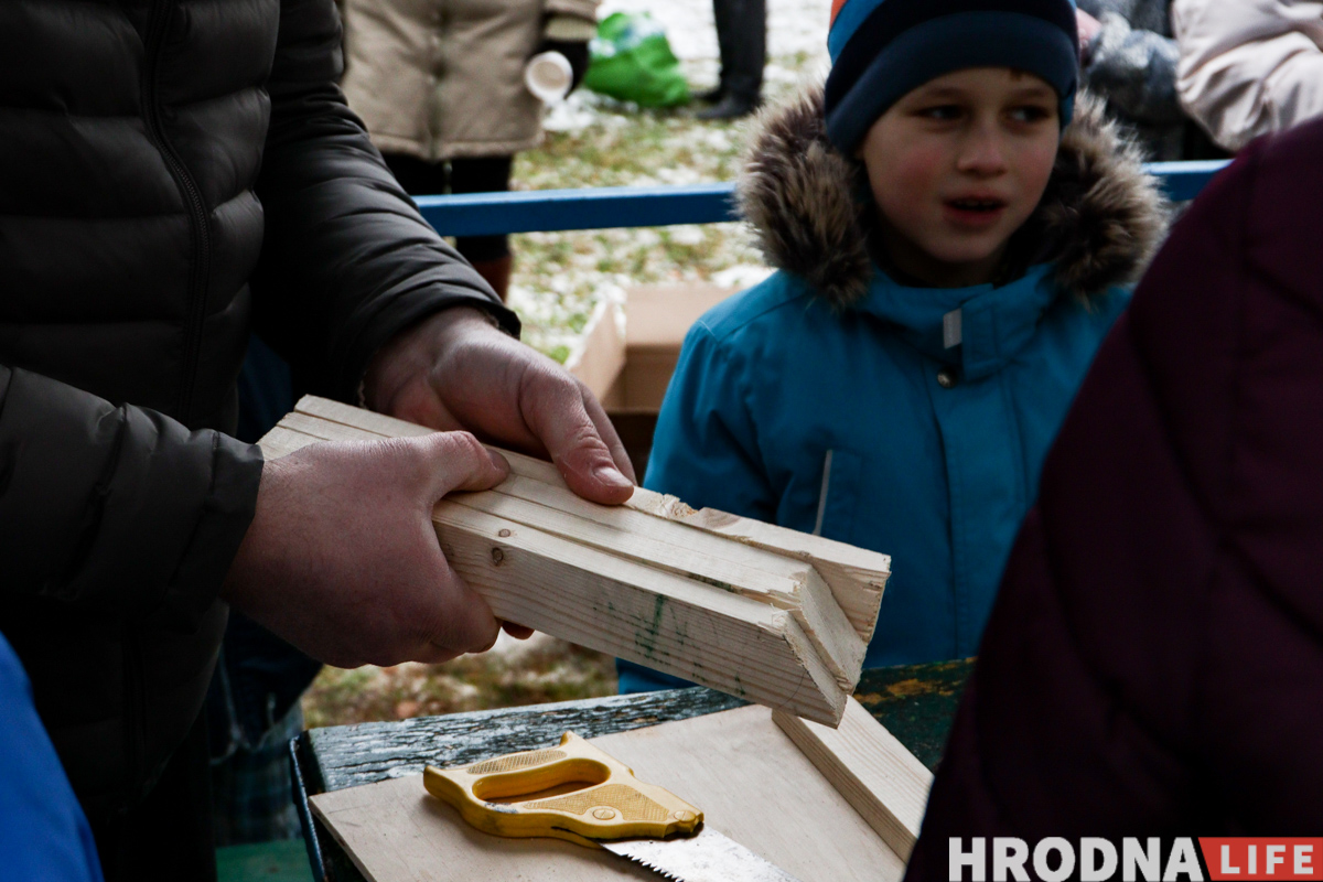 Не карміць, а падкормліваць. 8 відаў кармушак і чэк-ліст па ежы для птушак ад арнітолагаў