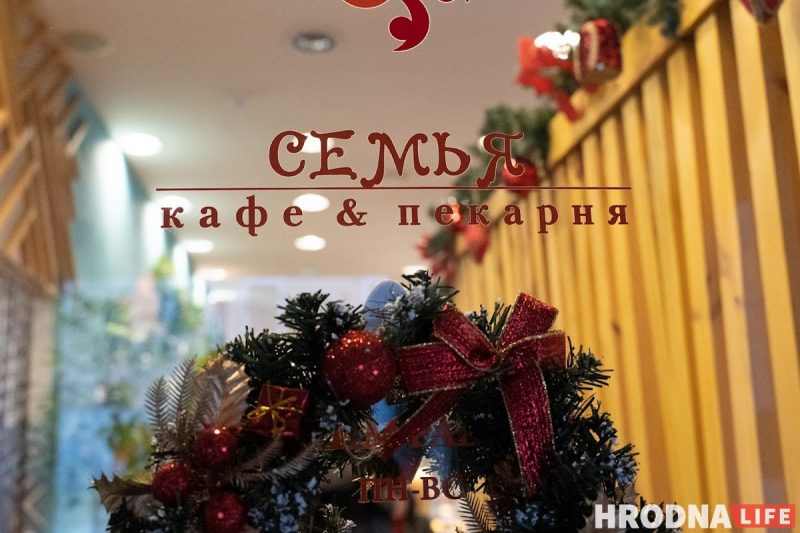 Снеговики за “решеткой” и прошлогодние подарки под ёлкой. Как украшают Гродно к Новому, 2022 году