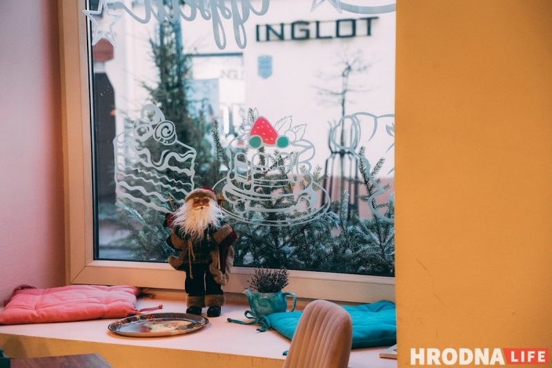 Снеговики за “решеткой” и прошлогодние подарки под ёлкой. Как украшают Гродно к Новому, 2022 году