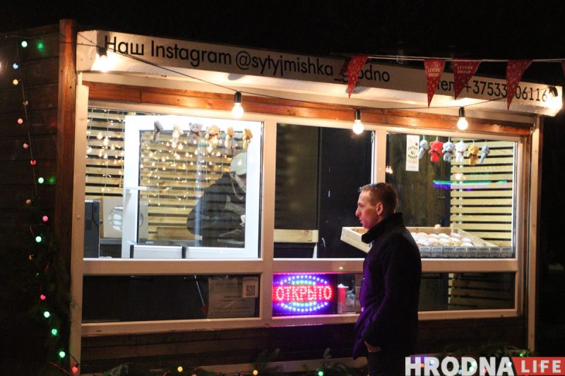 Дед Мороз – новичок, обещания грога и ламповость. На Советской заработала “европейская” рождественская ярмарка «Зімовы фэст»