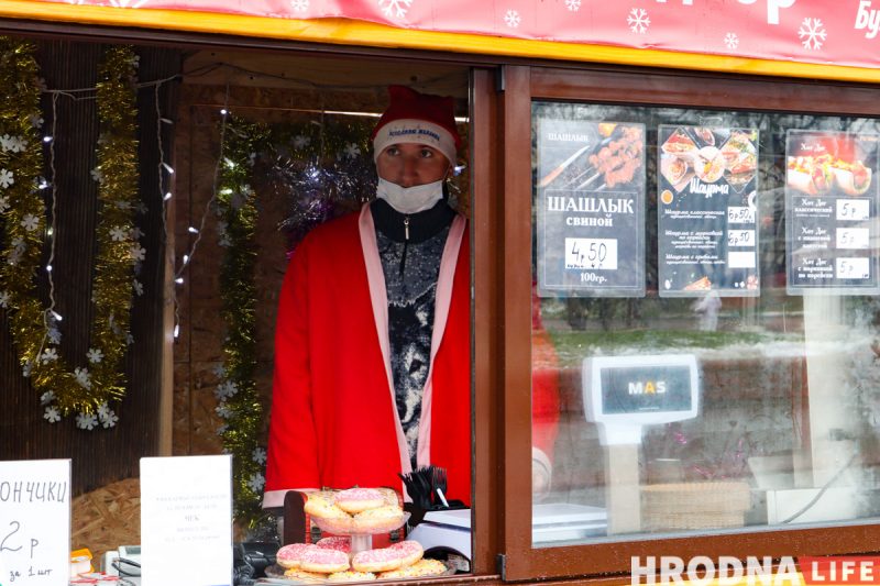 Дед Мороз – новичок, обещания грога и ламповость. На Советской заработала “европейская” рождественская ярмарка «Зімовы фэст»