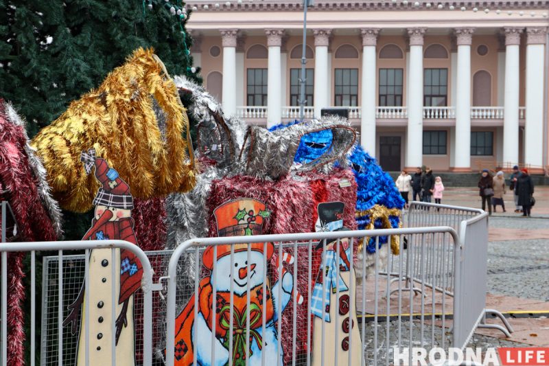 Дед Мороз – новичок, обещания грога и ламповость. На Советской заработала “европейская” рождественская ярмарка «Зімовы фэст»