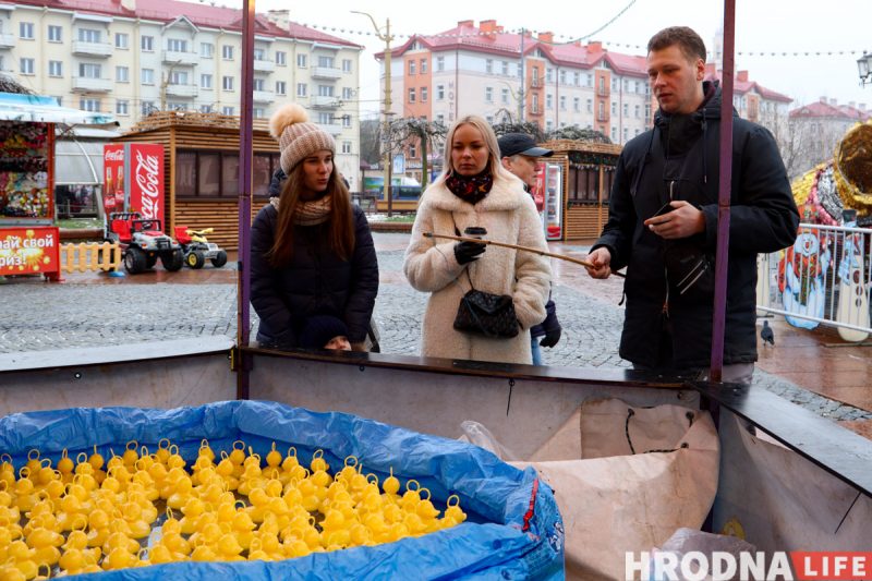 Дед Мороз – новичок, обещания грога и ламповость. На Советской заработала “европейская” рождественская ярмарка «Зімовы фэст»