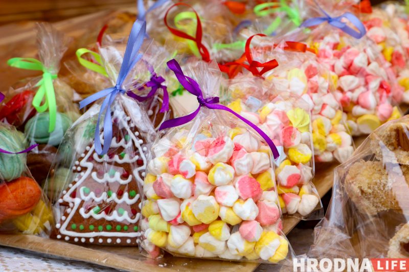 Дед Мороз – новичок, обещания грога и ламповость. На Советской заработала “европейская” рождественская ярмарка «Зімовы фэст»