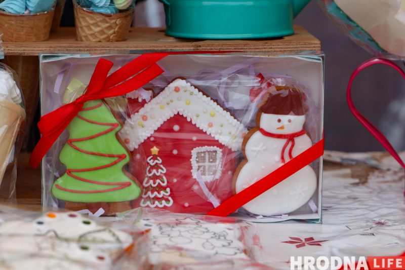 Дед Мороз – новичок, обещания грога и ламповость. На Советской заработала “европейская” рождественская ярмарка «Зімовы фэст»