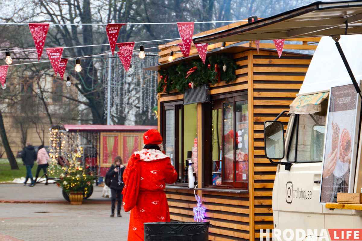 Дед Мороз – новичок, обещания грога и ламповость. На Советской заработала “европейская” рождественская ярмарка «Зімовы фэст»