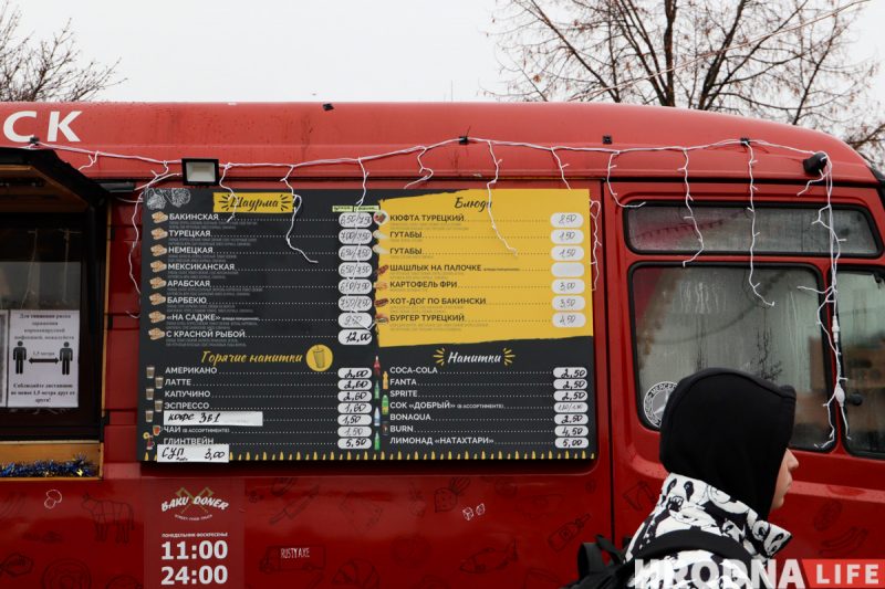 Дед Мороз – новичок, обещания грога и ламповость. На Советской заработала “европейская” рождественская ярмарка «Зімовы фэст»