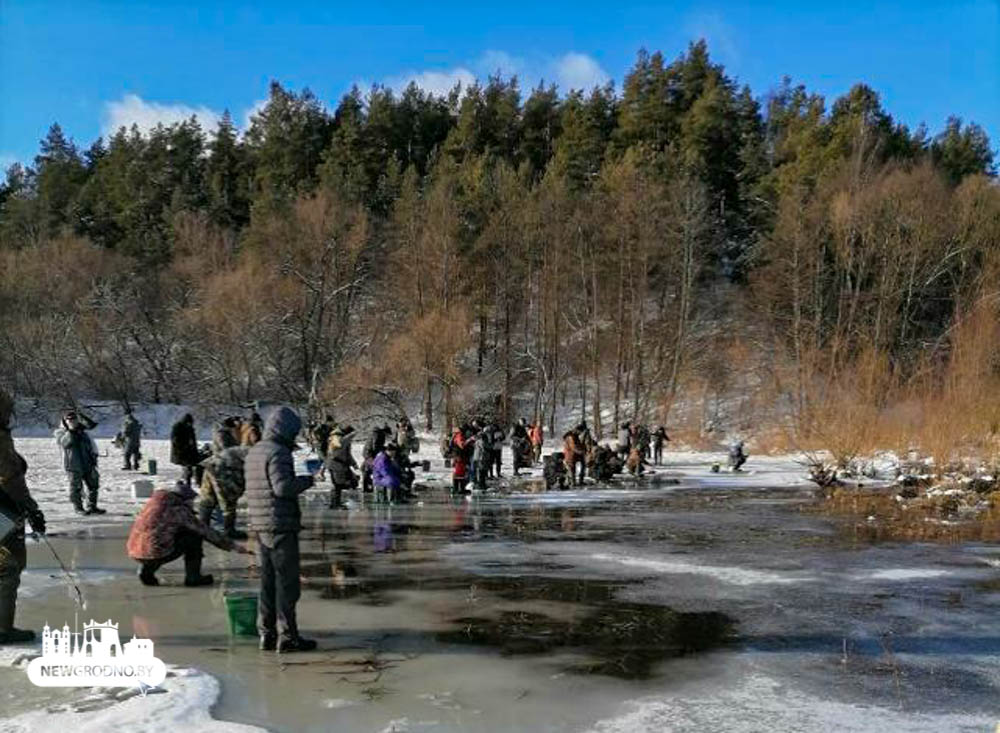 Под Гродно снова массовый лов рыбы. Год назад из-за такого распилили лед