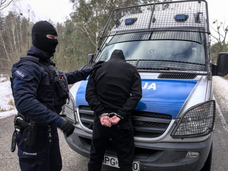 Попал на "счетчик", забрали машину, потерял семью. Как белорус перевозил мигрантов в Польше по специальной схеме Попал на "счетчик", забрали машину, потерял семью. Как белорус перевозил мигрантов в Польше по специальной схеме