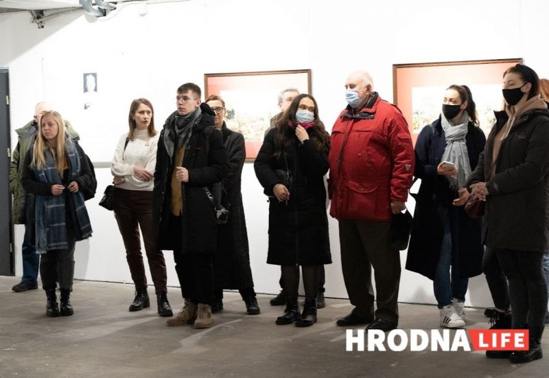 "Что в три года рисовал, то и сейчас”. Художник Павел Татарников привёз в Гродно ретроспективную выставку