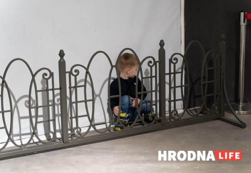 "Что в три года рисовал, то и сейчас”. Художник Павел Татарников привёз в Гродно ретроспективную выставку