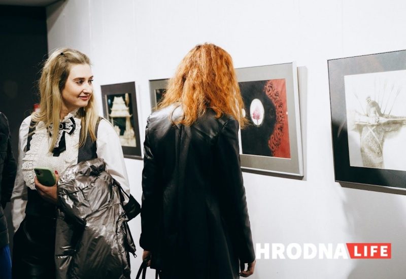 "Что в три года рисовал, то и сейчас”. Художник Павел Татарников привёз в Гродно ретроспективную выставку