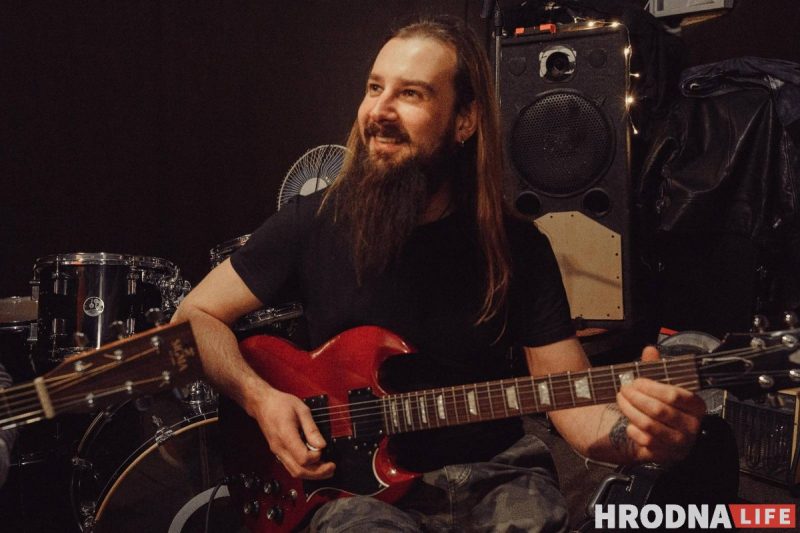 «Бывших гитаристов не бывает». Артём «Колян» Пузыня заново записал альбом, над которым работал 10 лет назад