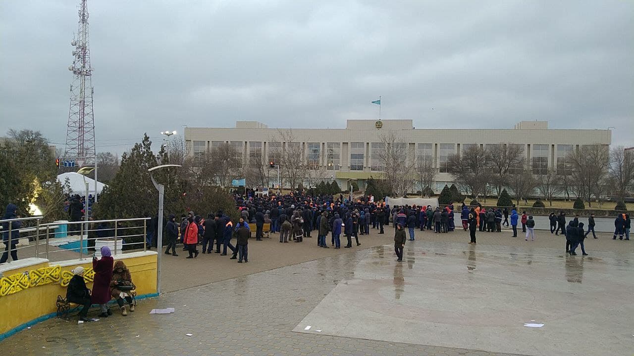 Горит администрация и прокуратура, требуют полной смены власти. Что происходит в Казахстане, где выросли цены на газ