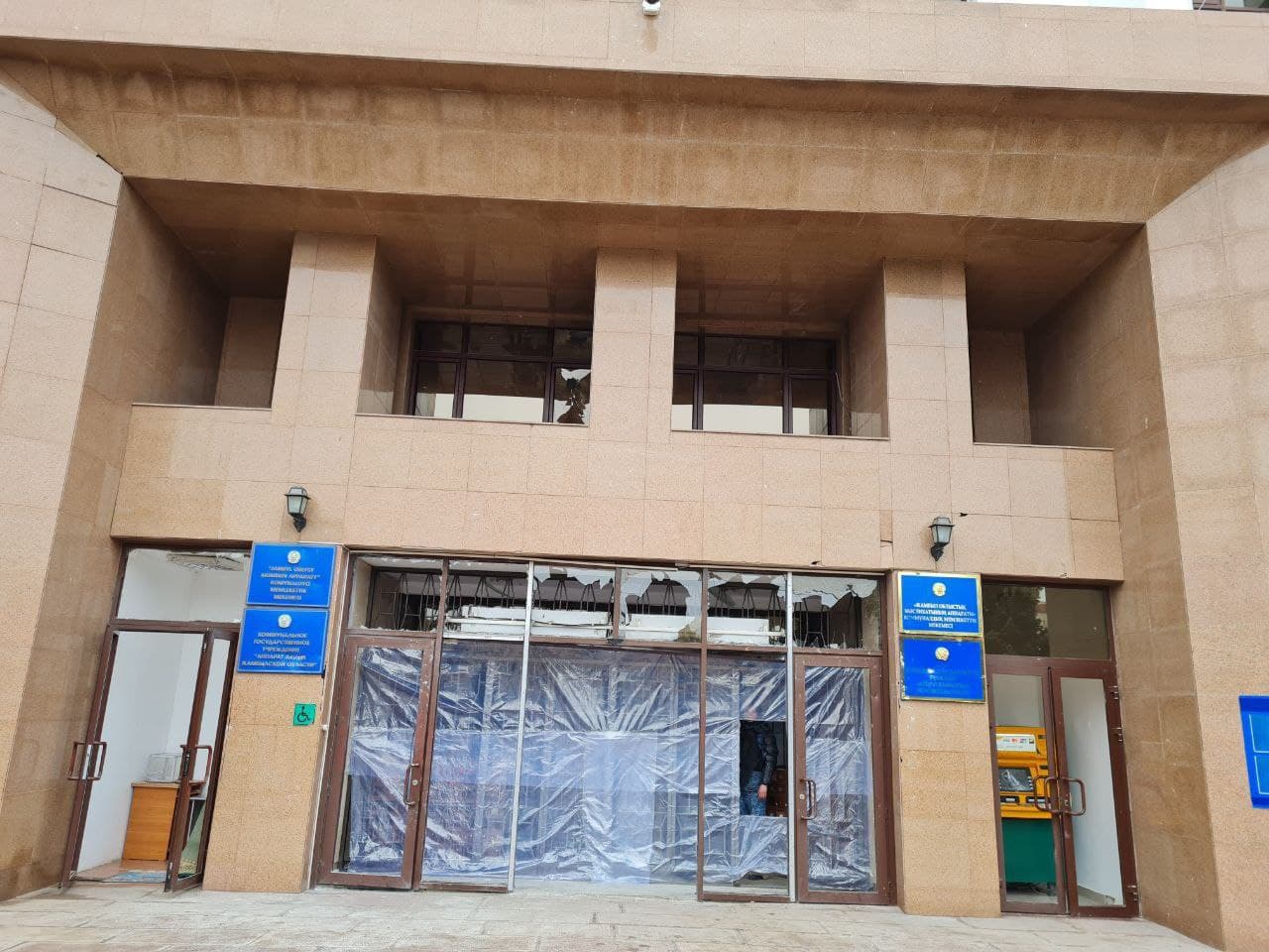 Горит администрация и прокуратура, требуют полной смены власти. Что происходит в Казахстане, где выросли цены на газ