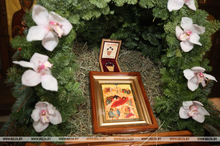 Возле Коложи появился живой вертеп, а к Рождеству в церкви установили копию Даров Волхвов с Афона