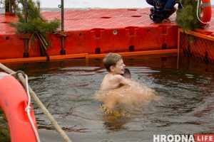 “Людей меньше, а лед тоньше”. В Гродно на Юбилейном озере прошло крещенское купание