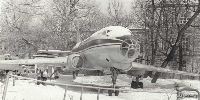 “Не важно, что плохо видно. Главное - посидеть в самолёте!” Гродненки и гродненцы рассказали, как в детстве ходили в кинотеатр “Полёт” кинотеатр Полёт, 23 января 1980 года списанный самолёт ТУ-124 привезли в Гродно. Больше 10 лет он стоял в городском парке и был кинотеатром.
