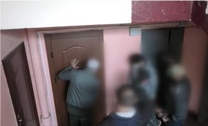Милиция у двери айишника Андрея Зельцера. Скриншот Hrodna.life