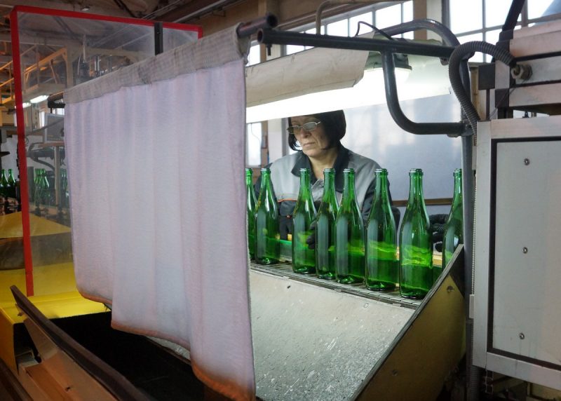 Почтальонам - 488, обувщикам - 450. Какие зарплаты предлагают на госпредприятиях в Гродно стеклозавод завод работа