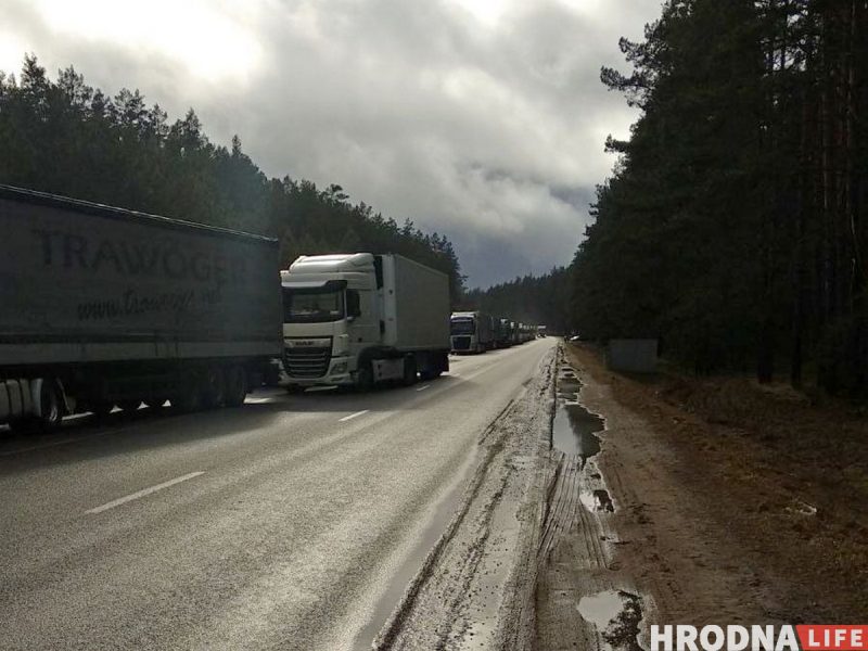 Кучи на обочине и хитрые водители. Что происходит в очереди на границе в Привалке, где фуры ждут выезда по две недели