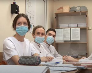 "Отправили спасать мир". Гродненские студентки рассказали, как работают в поликлиниках и почему не отправляют на тесты "Отправили спасать мир". Гродненские студентки рассказали, как работают в поликлиниках и почему не отправляют на тесты