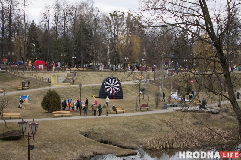 Песни на трех языках, ремесленная выставка и шашлыки с блинами. В Гродно прошли “Казюки” и “Масленица”
