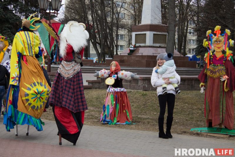 Песни на трех языках, ремесленная выставка и шашлыки с блинами. В Гродно прошли “Казюки” и “Масленица”