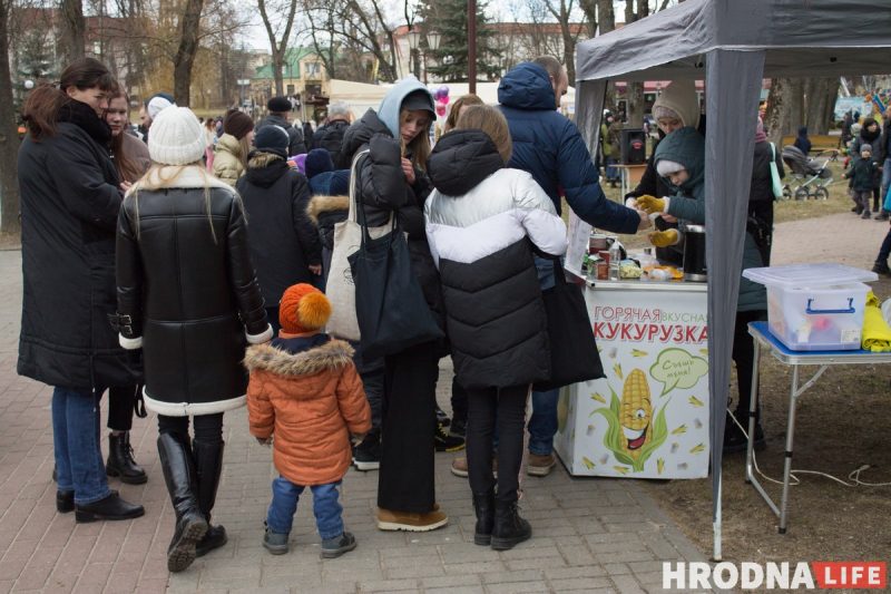 Песни на трех языках, ремесленная выставка и шашлыки с блинами. В Гродно прошли “Казюки” и “Масленица”
