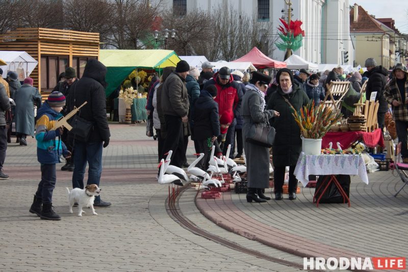 Песни на трех языках, ремесленная выставка и шашлыки с блинами. В Гродно прошли “Казюки” и “Масленица”