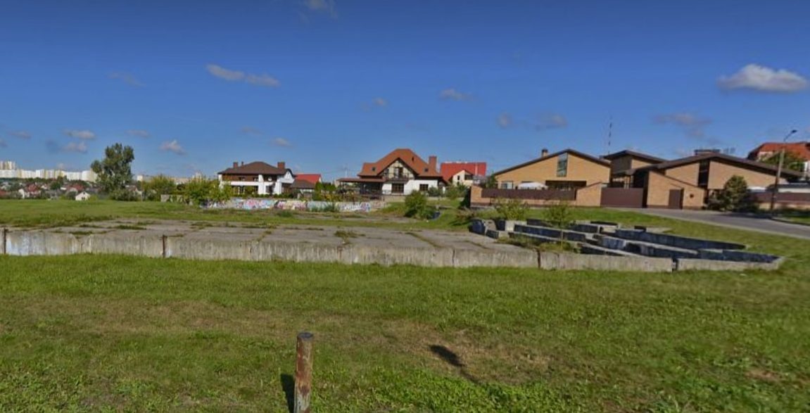 В Коложском парке (снова) обещают теннисные корты. Их строят уже 12 лет