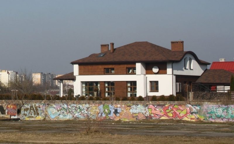 В Коложском парке (снова) обещают теннисные корты. Их строят уже 12 лет