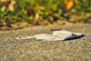 Коронавирус всё? Польша отменяет карантин для приезжих, в Литве снимут масочный режим маска мусор болезнь