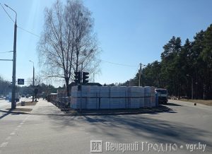 Кафе с террасой на крыше начали строить у входа в Пышки. Но в этом году отдохнуть там не получится