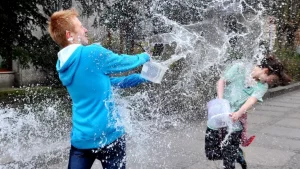 “Из кружек, бутылок и даже вёдрами”. Гродненки рассказали, как в детстве обливались водой в Мокрый понедельник после Пасхи Мокрый Поливальный понедельник после Пасхи в Щетине (Польша), апрель 2014. Фото: PAP/Marcin Bielecki