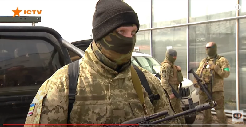 Костя едет на войну. Доброволец из Гродно рассказал, как попал в украинскую армию Доброволец Костя из Гродно в батальоне имени Кастуся Калиновского. Скрин видео телеканала ICTV