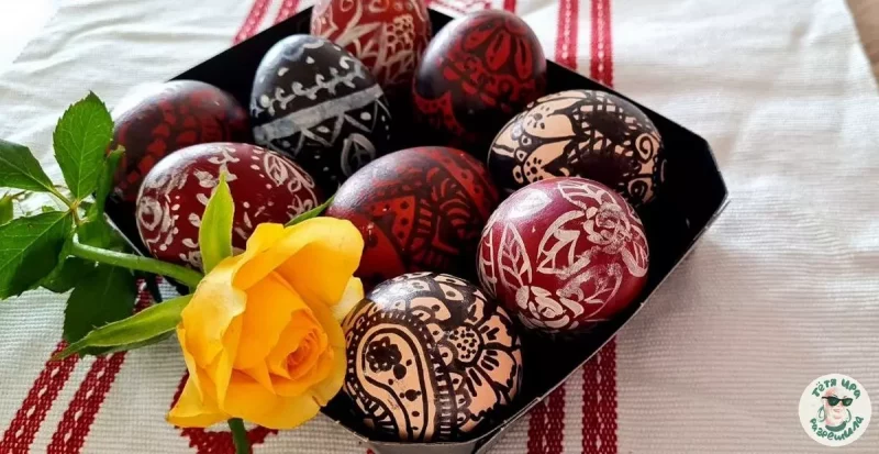 Расписываем яйца в технике дудлинг. Нужны луковая шелуха и маркер