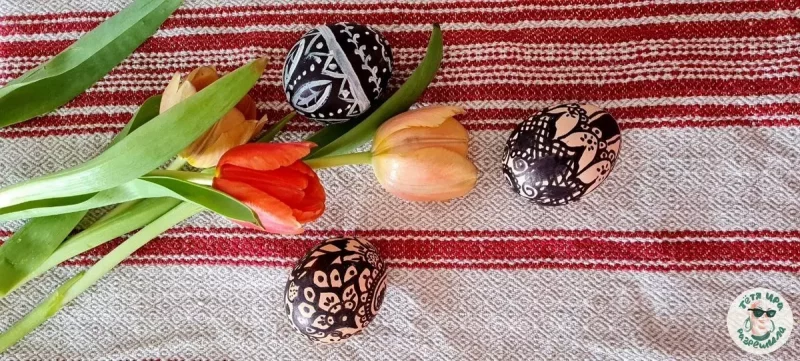 Расписываем яйца в технике дудлинг. Нужны луковая шелуха и маркер