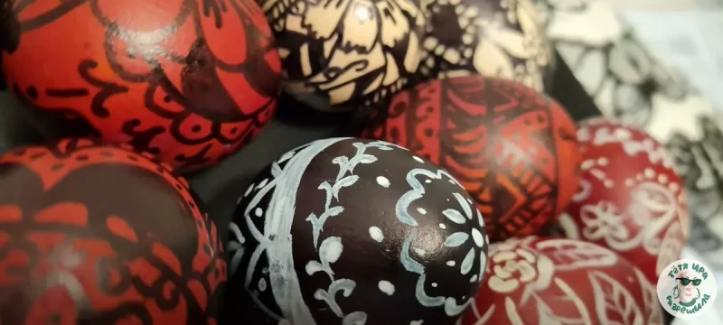 Расписываем яйца в технике дудлинг. Нужны луковая шелуха и маркер