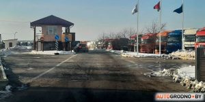 Очереди и конфликты на границе: возле “Берестовицы” организовали накопитель для автомобилей (обновлено)