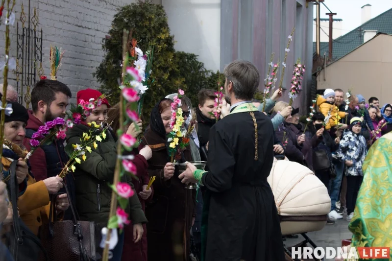 С белорусскими “котиками” вместо пальмовых веток. Православные в Гродно отметили Вербное воскресение