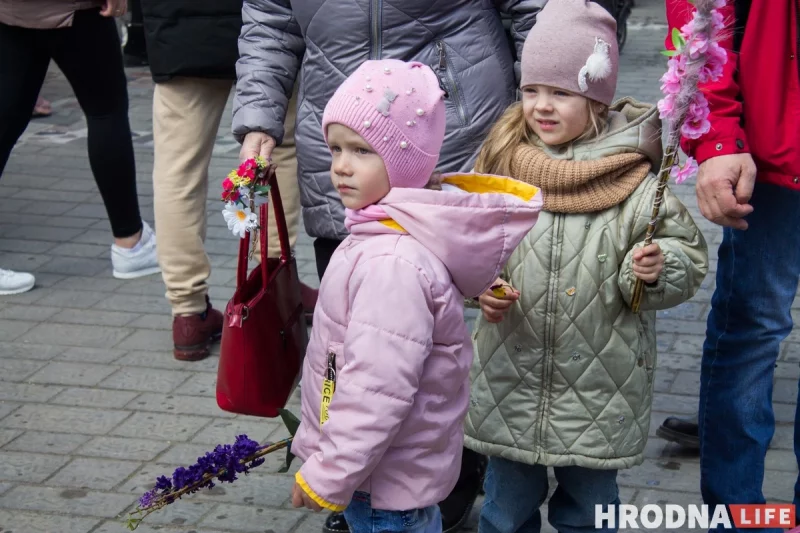 С белорусскими “котиками” вместо пальмовых веток. Православные в Гродно отметили Вербное воскресение