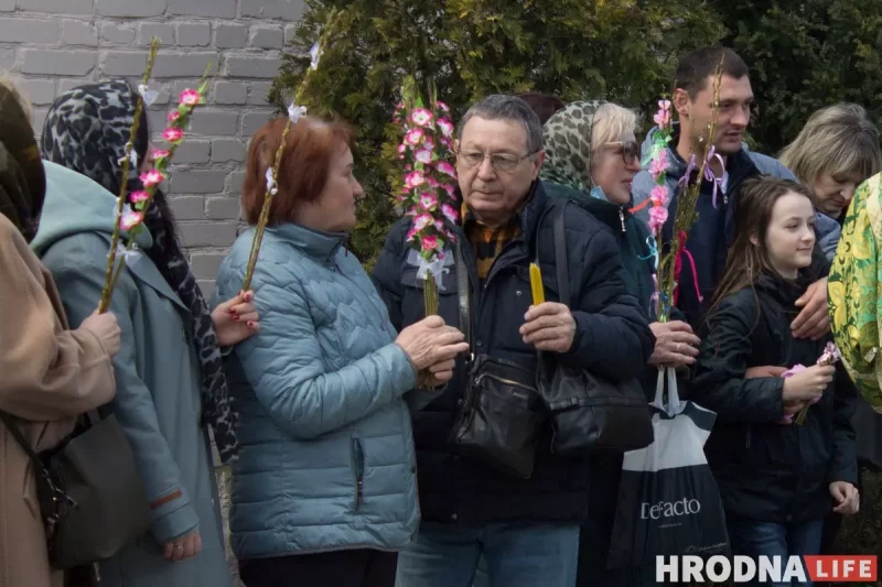 С белорусскими “котиками” вместо пальмовых веток. Православные в Гродно отметили Вербное воскресение