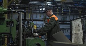 В 2023 году количество ИПшников в Гродненской области сократилось на полтысячи В цеху "Белкард". Скриншот Hrodna.life из фильма, посвященного 70-летию ОАО "Белкард"