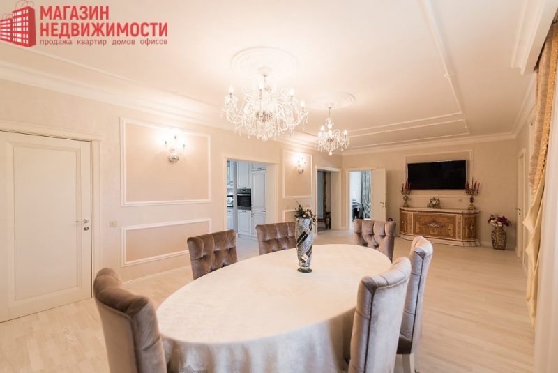 Ад $ 300 000 да $ 700 000. Як выглядаюць самыя дарагія катэджы, якія прадаюцца ў Гродне