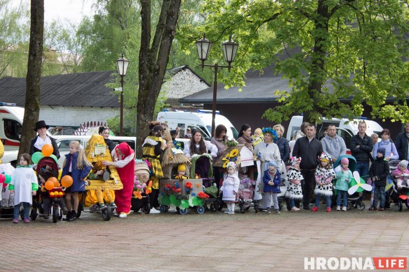Пчёлы, танки, Мойдодыр. День семьи в Гродно отметили парадом колясок