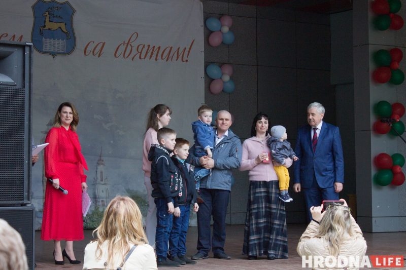 Пчёлы, танки, Мойдодыр. День семьи в Гродно отметили парадом колясок