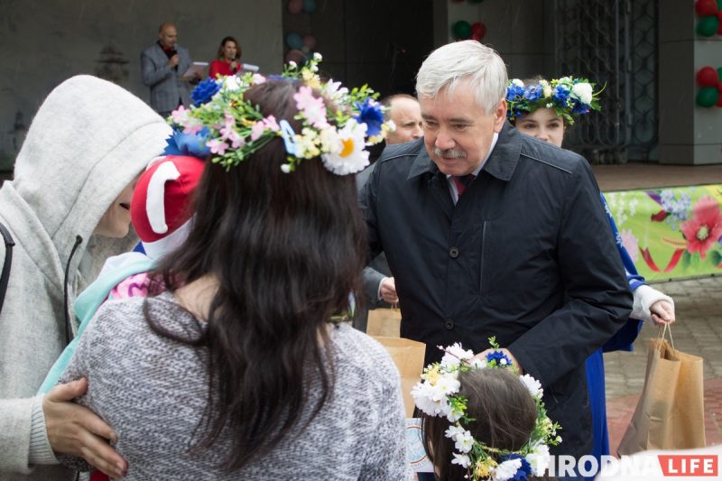 Пчёлы, танки, Мойдодыр. День семьи в Гродно отметили парадом колясок