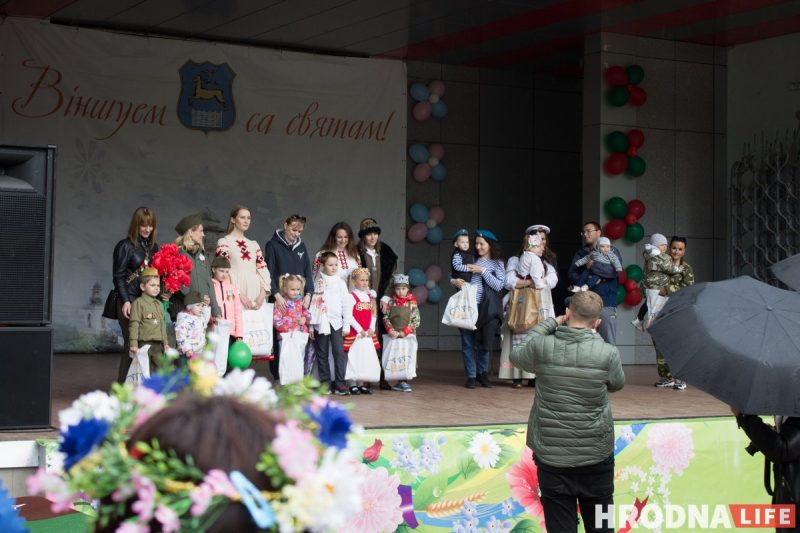 Пчёлы, танки, Мойдодыр. День семьи в Гродно отметили парадом колясок